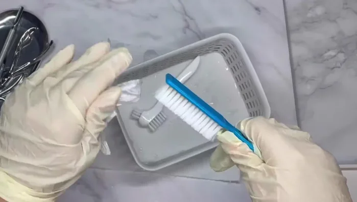 Place metal implements in the high-temperature sterilizer box. Set the timer for 30 minutes and the temperature to 180°C.