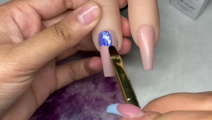 Paint the first half of the nail with the round applicator brush, mixing the gel paint well beforehand.