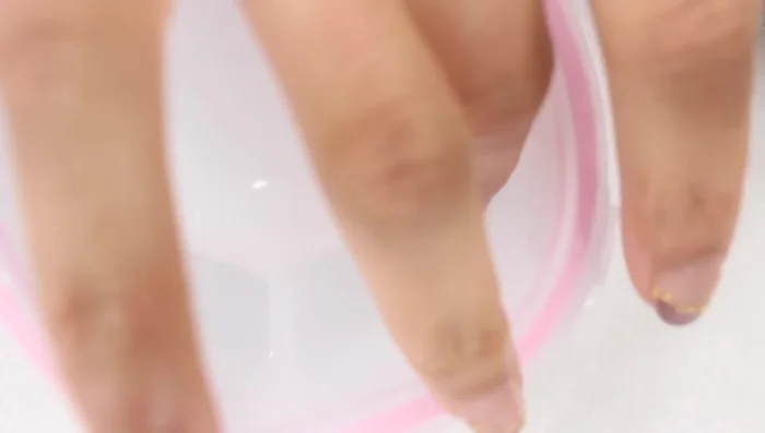 Place cotton balls saturated with acetone in each section of the top compartment.