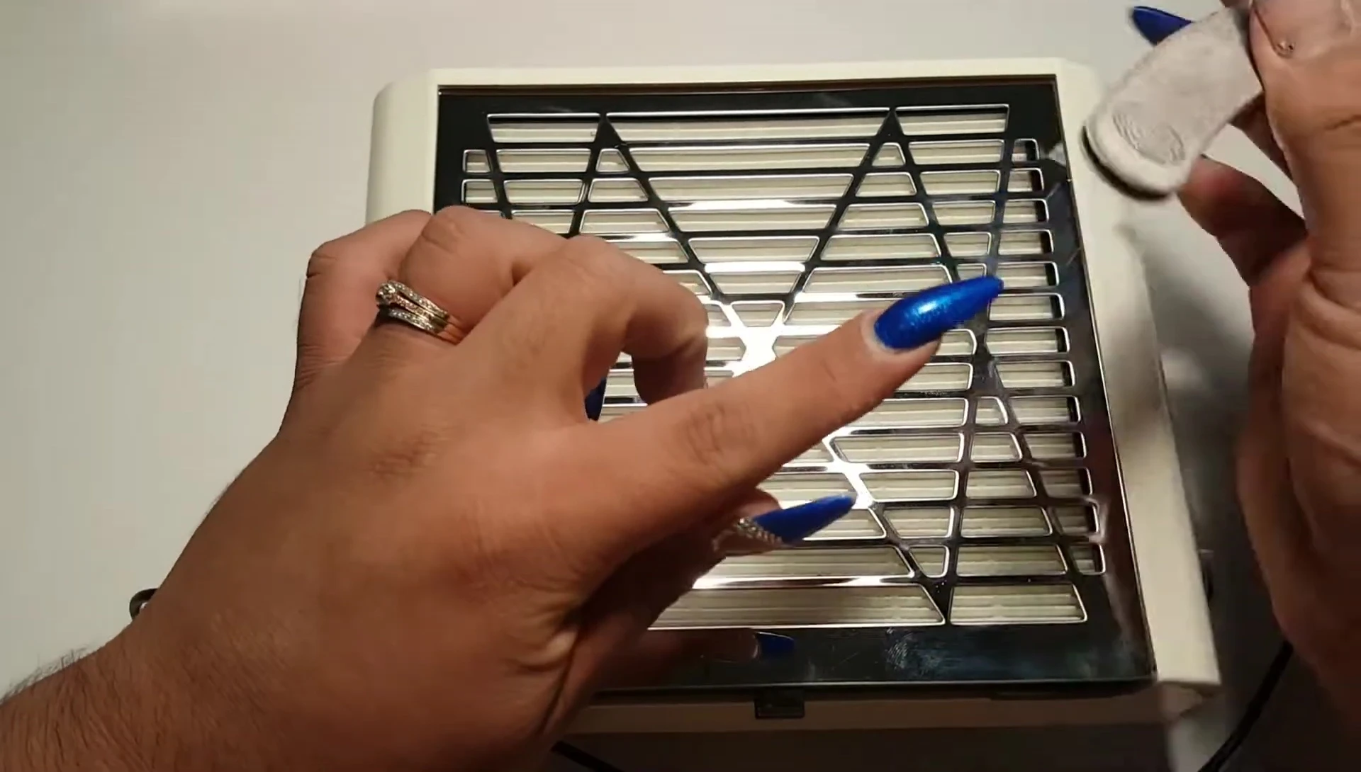 Nail dust collector performance test.