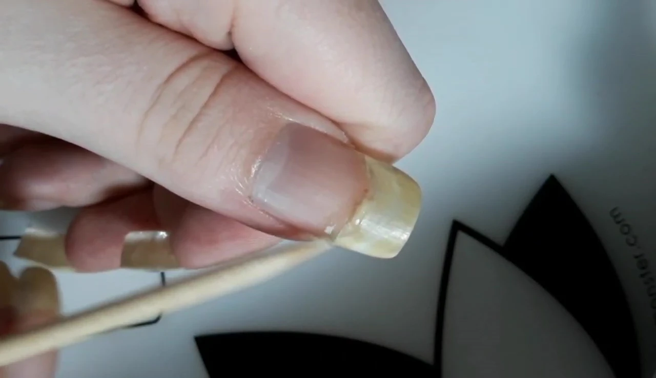 Broken nail repair with gel topcoat