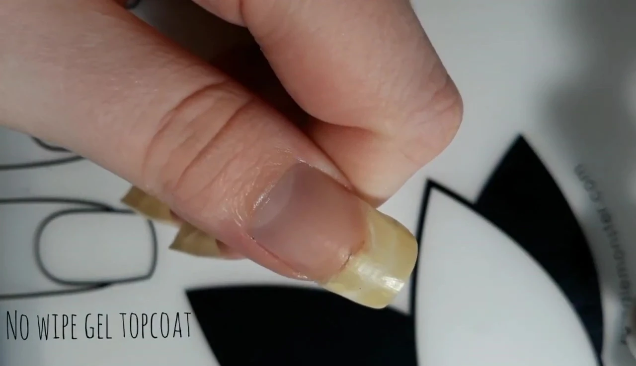Gel topcoat repairing broken nail