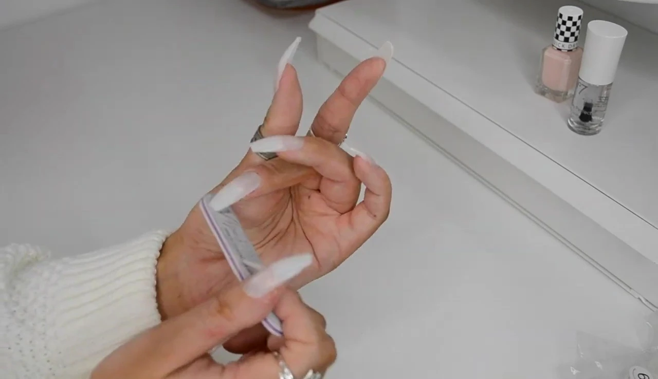 Screenshot showing the application of nail polish.