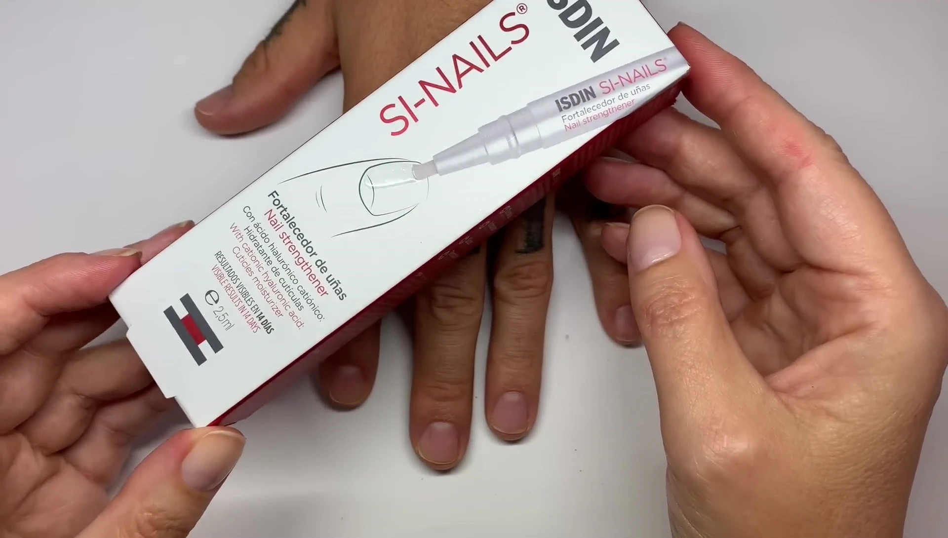 Close-up of the ISDIN Si-Nails pen