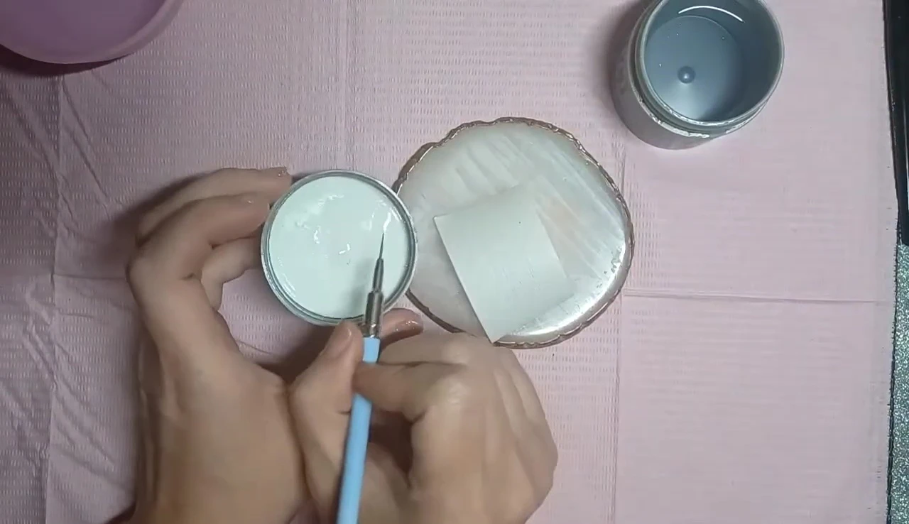 The brush being cleaned with the cleaning gel.