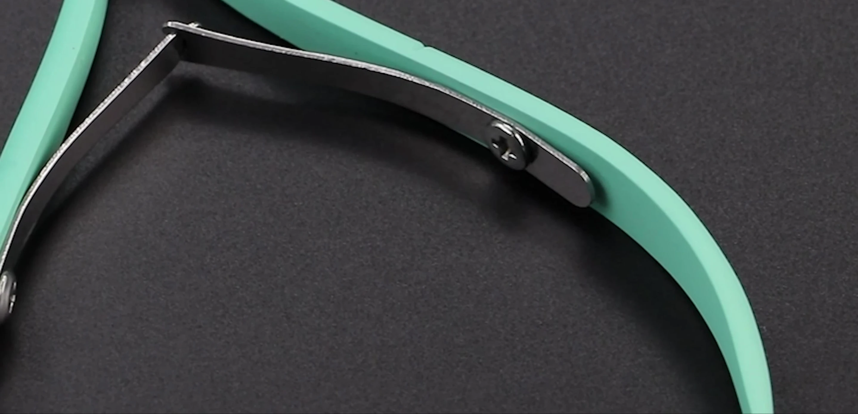 Showcase of the nipper's design and the dual-ended pusher