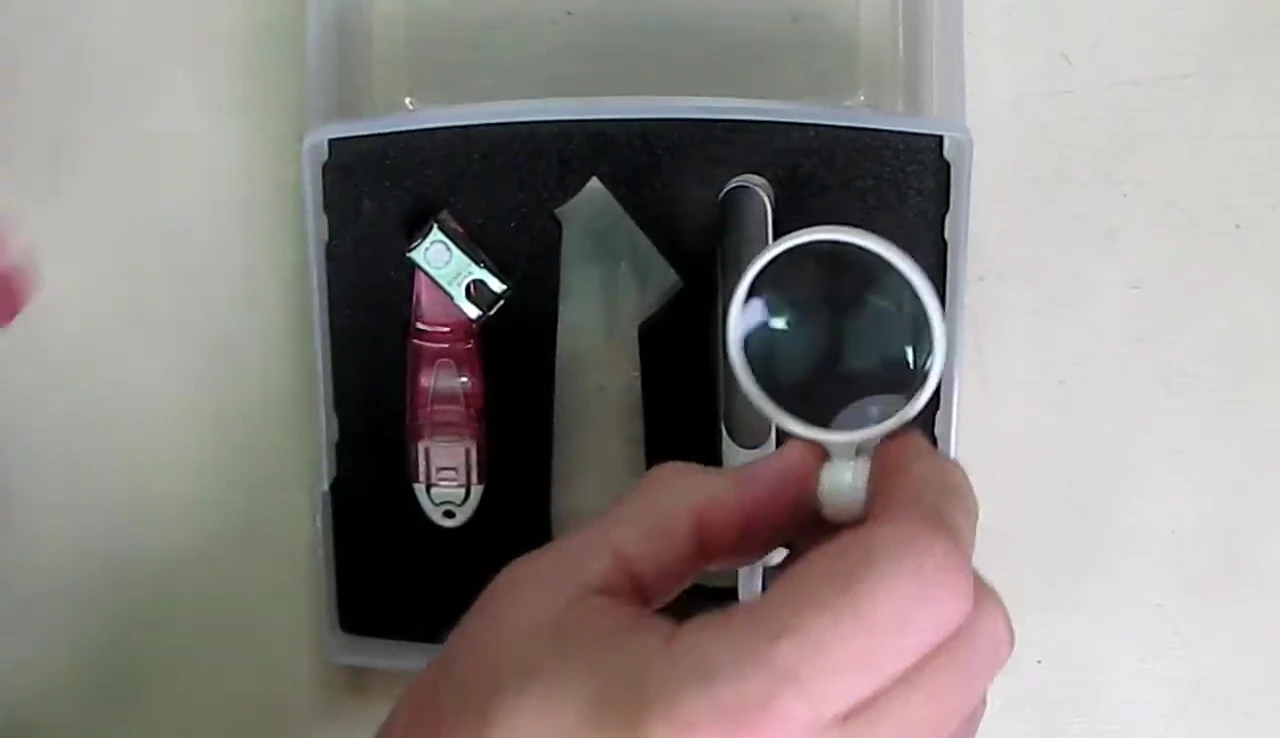 The magnetic magnifier attached to the clipper.