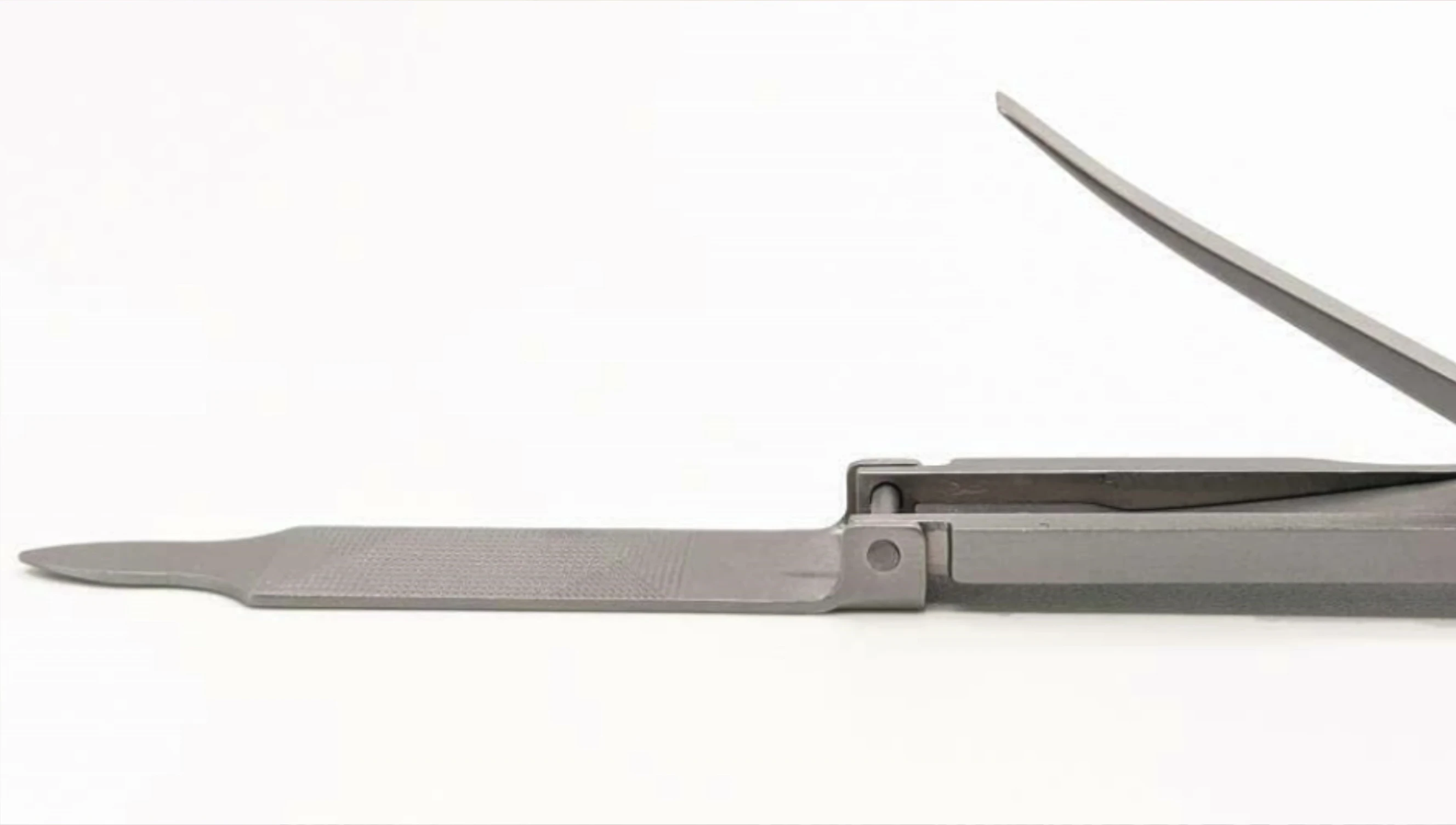 Demonstration of the Nealo clipper's folding mechanism