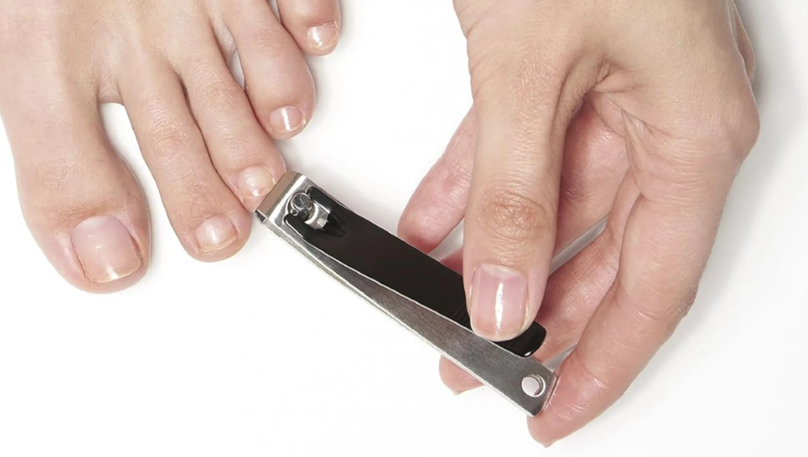 Close-up of the straight and curved blades of the Tweezerman clippers