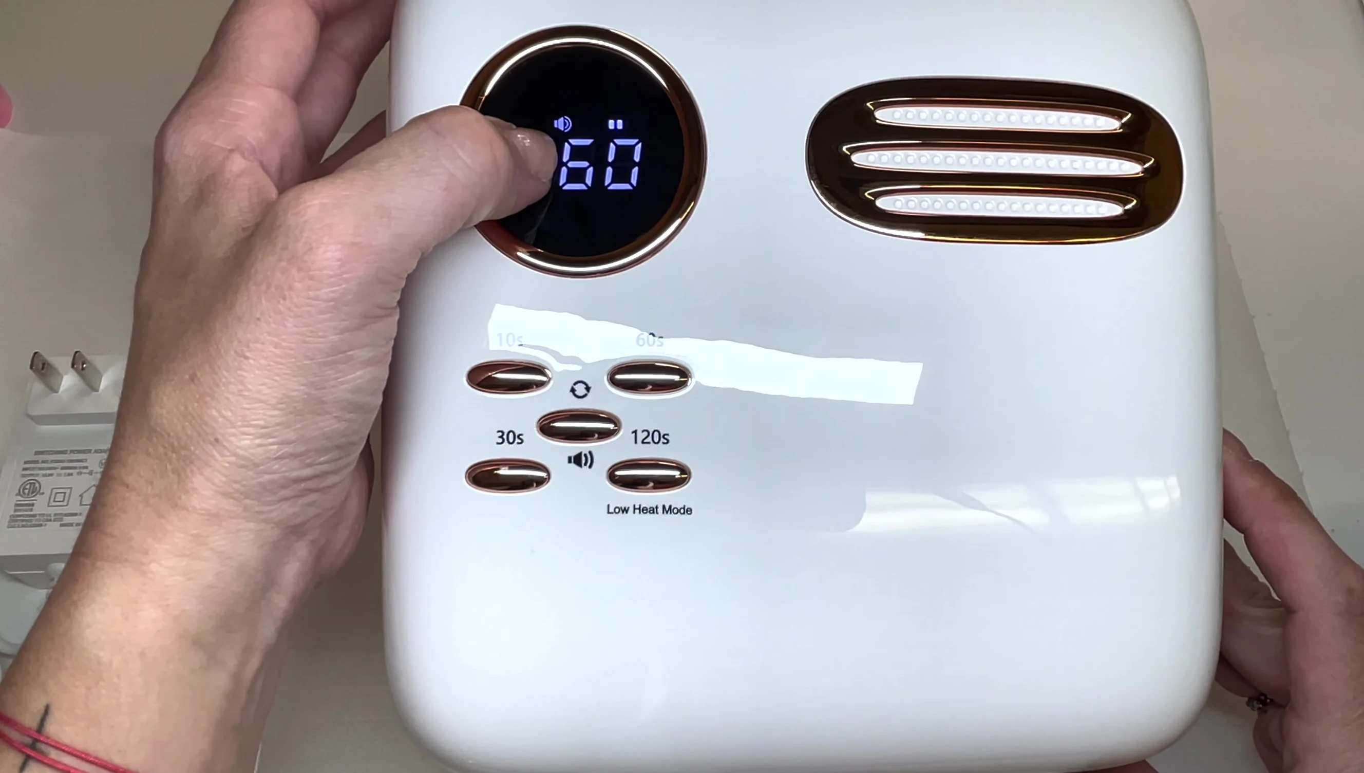 Battery indicator showing the lamp is currently powered on.