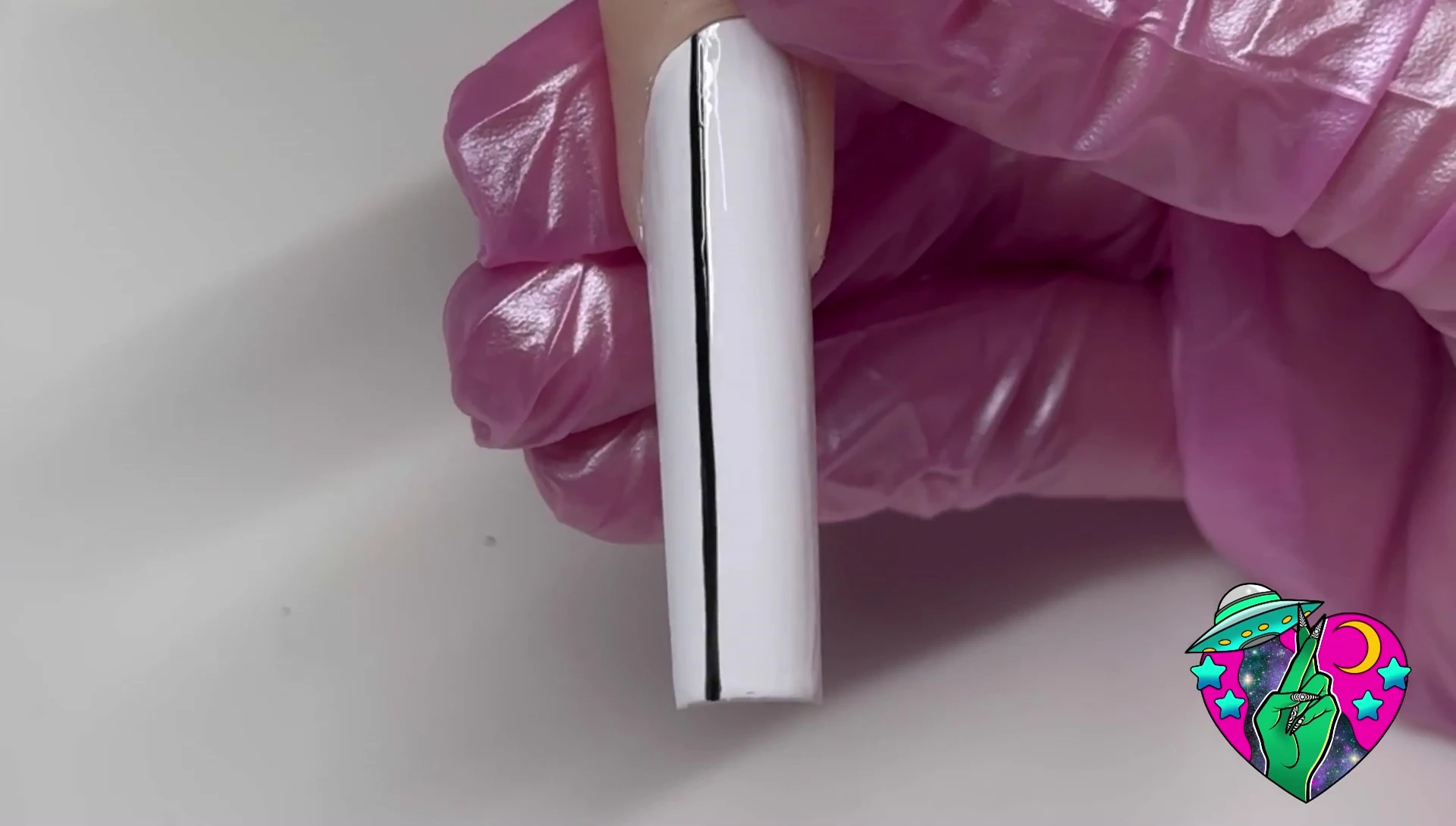 Demonstrating the application of thin and thick lines using the liner brush.