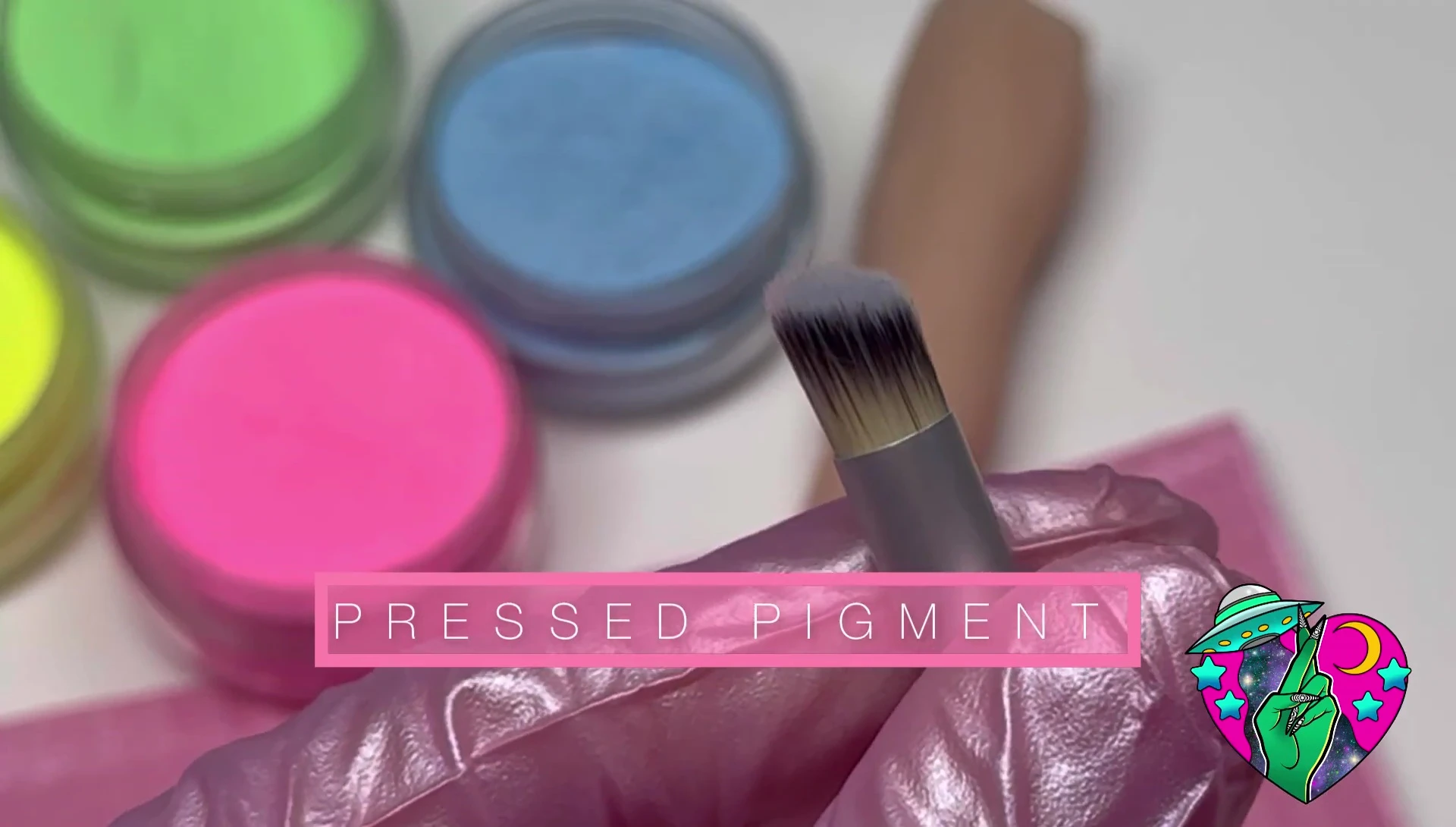 Close-up of the Pressed Pigment brush.