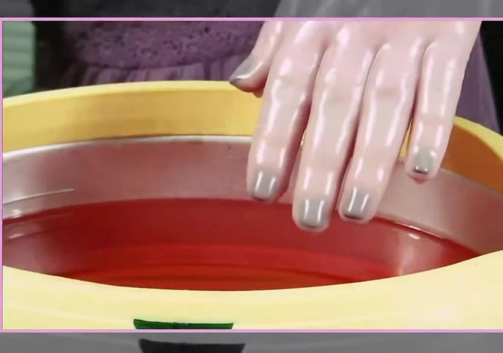 Image emphasizing the therapeutic benefits of paraffin wax treatment for skin conditions and muscle fatigue.