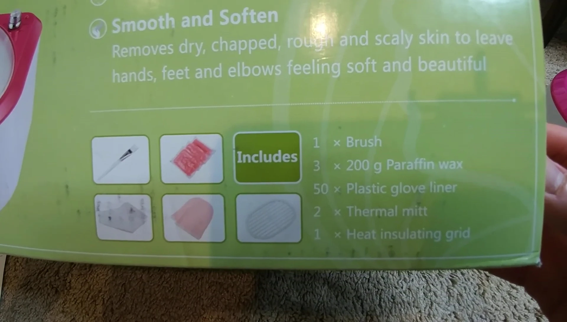 The brush and other accessories included in the package.