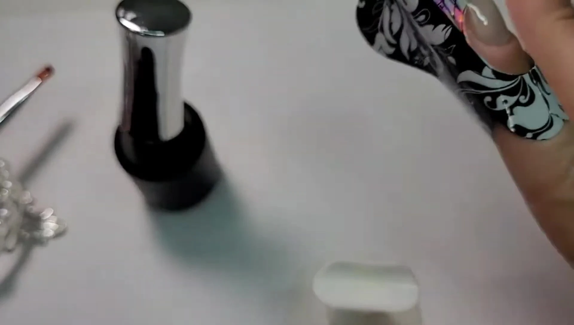 Highlighting the crucial step of wiping the sticky layer with alcohol before removing the forms.