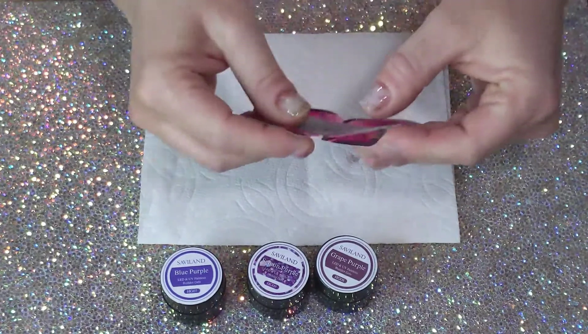 Applying gel to the nail form