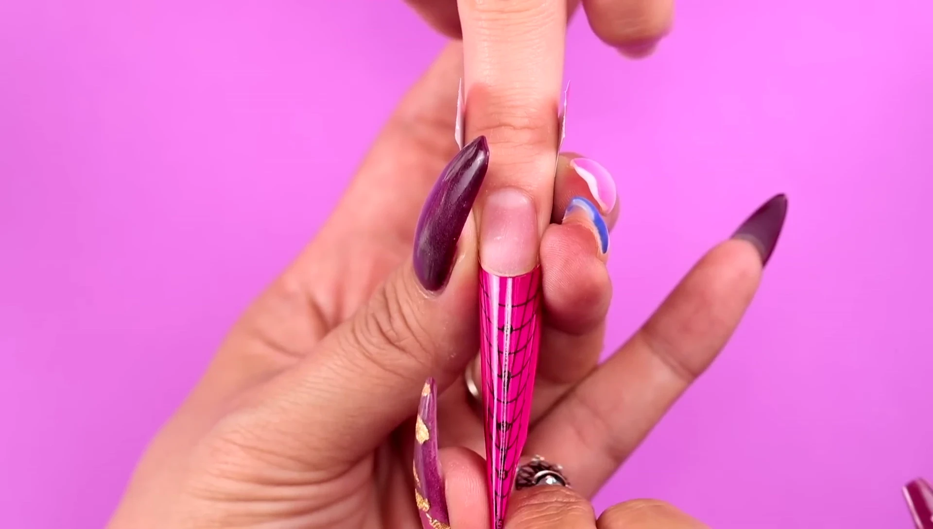 Creating a stiletto nail shape using a nail form
