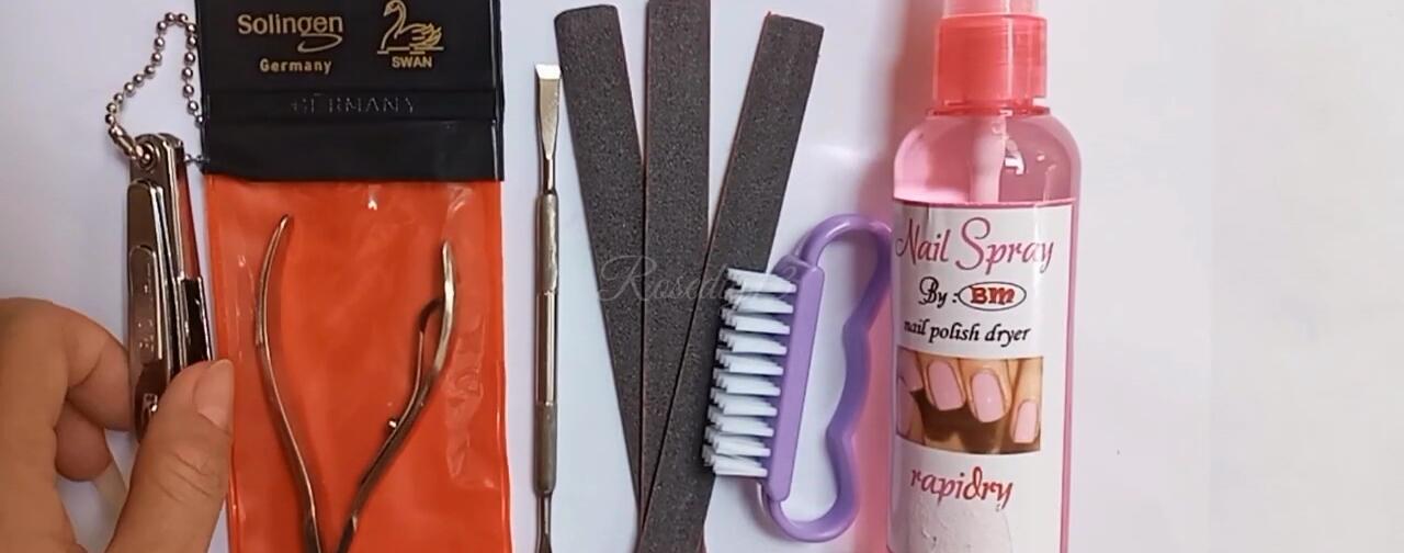 Close-up of the Solingen Swan Nail Care Set box