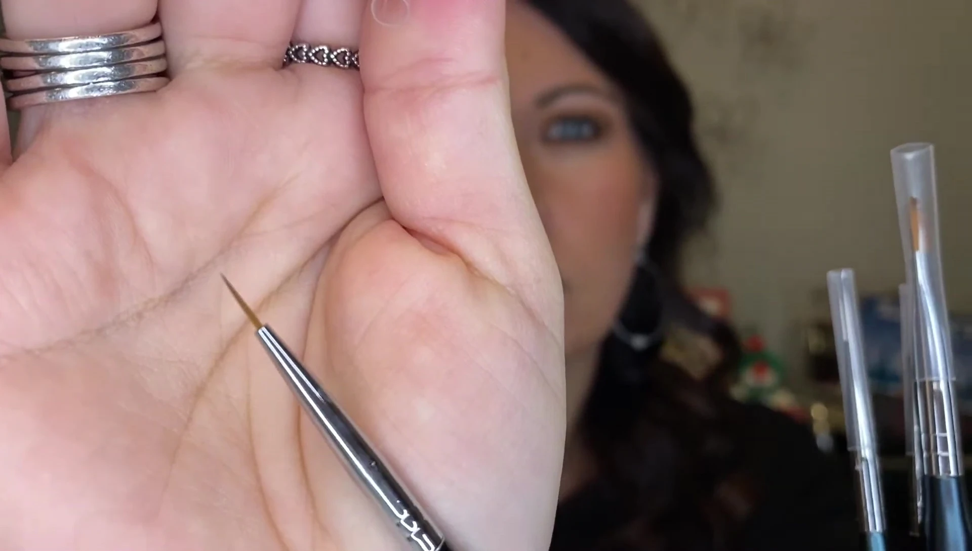 The fine detail brush is being shown.