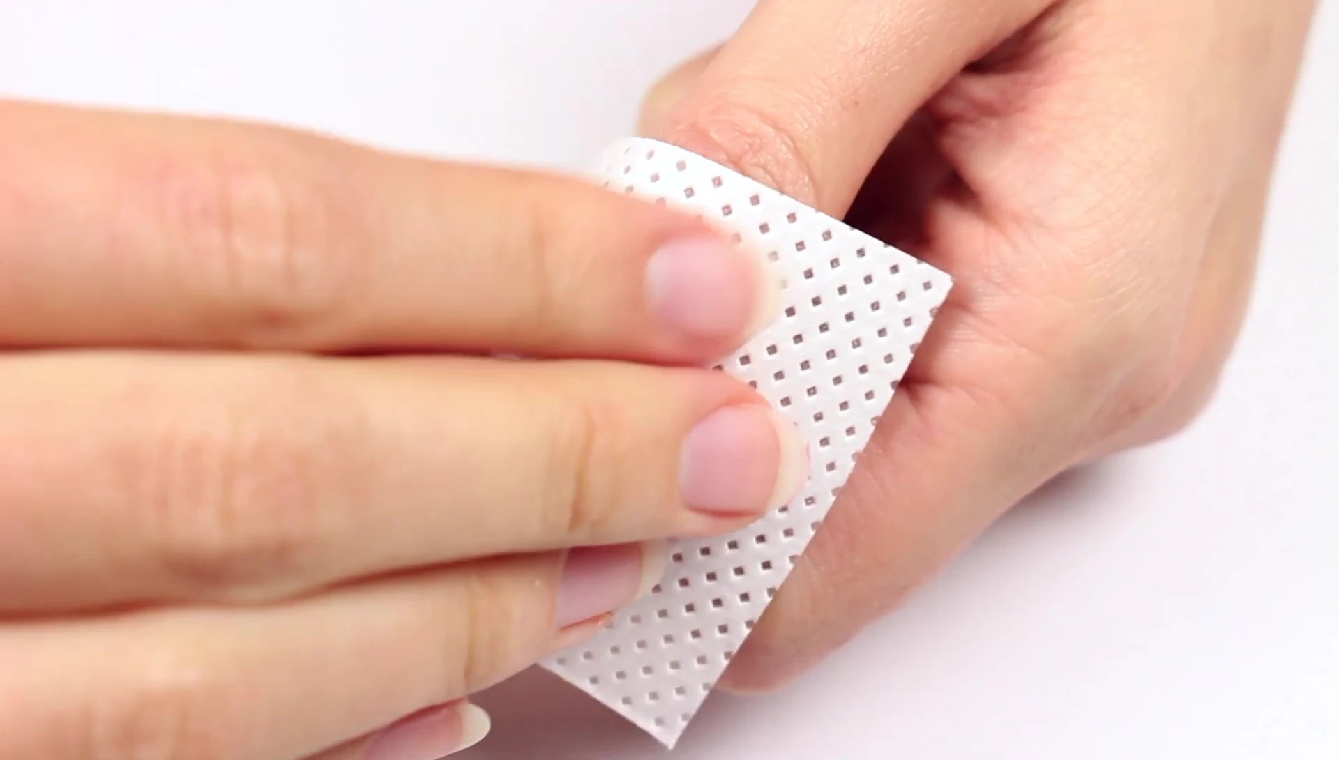 Easily removing the glitter polish with a wipe after applying the remover