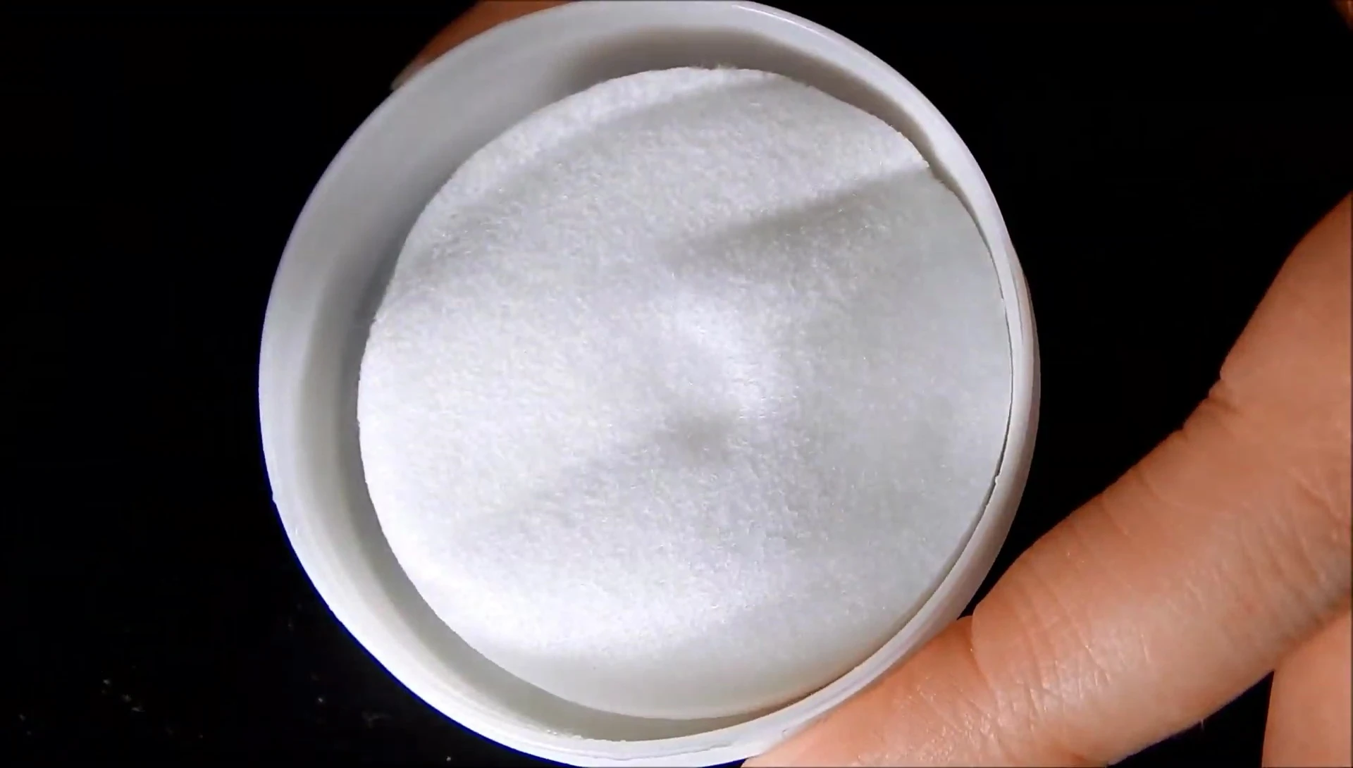 Close-up of the opened L.A. Colors nail polish remover pads package.
