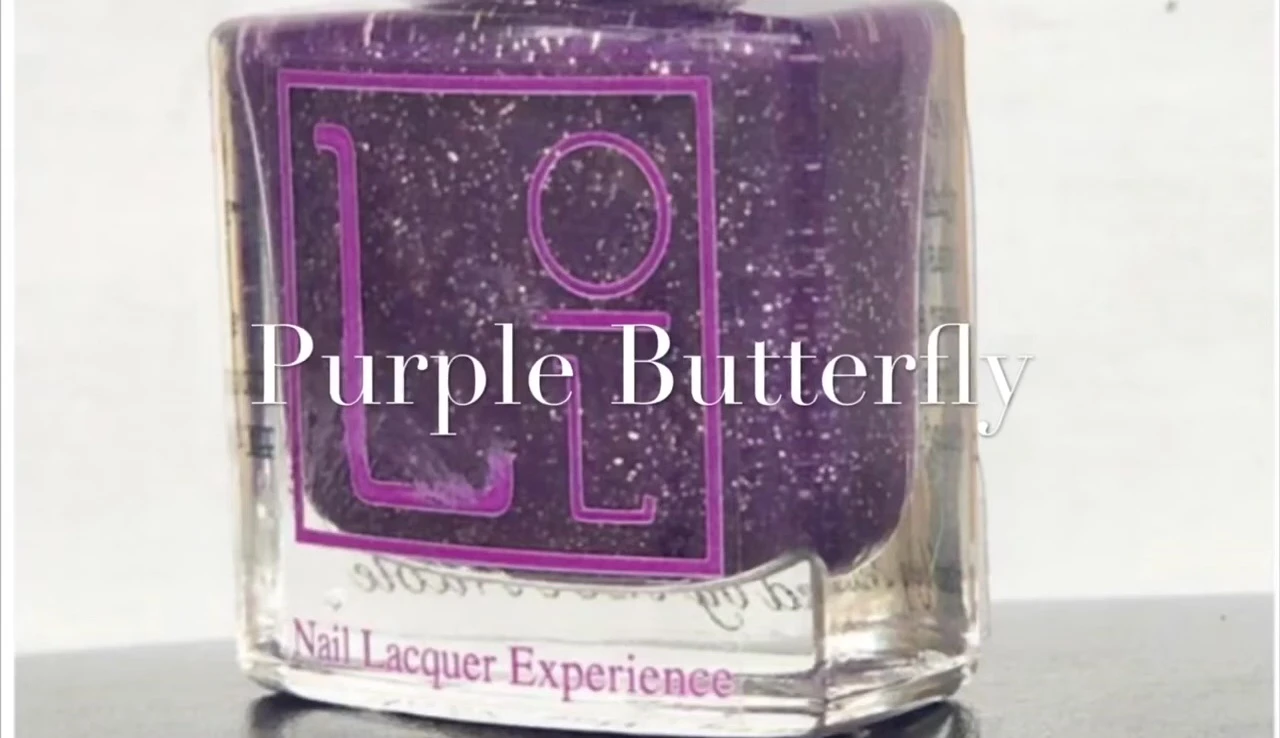 Text overlay on the screen confirming the 10-free and opaque properties of the nail polish.