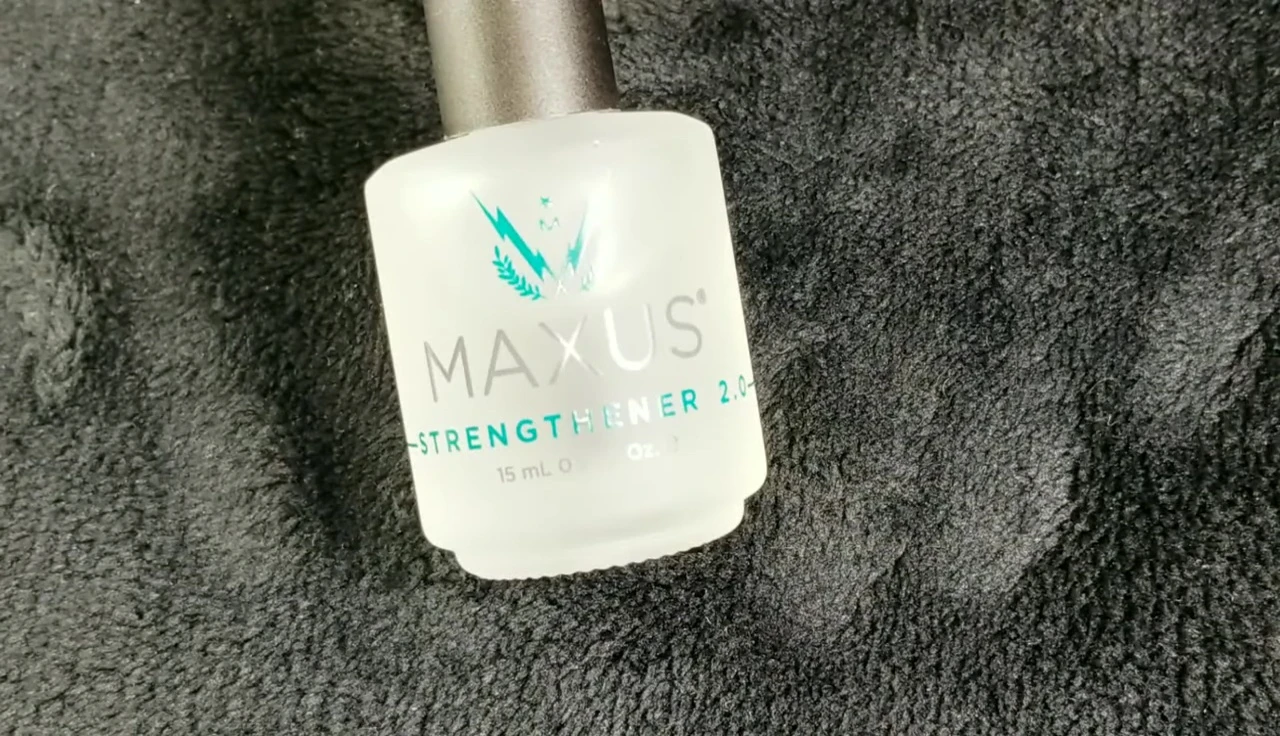 The reviewer highlighting Maxus's ethical certifications.