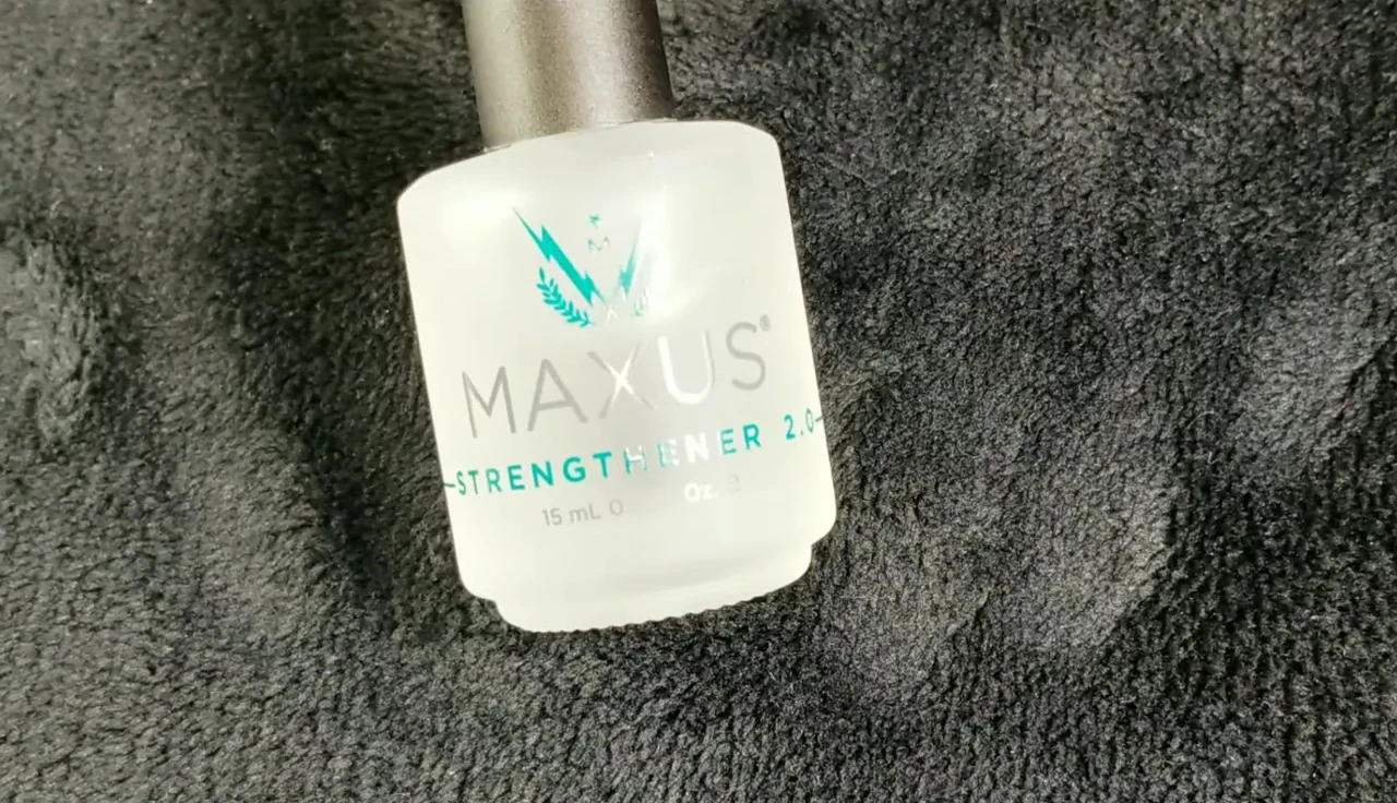 The reviewer showing the Maxus Strengthener 2.0 bottle.