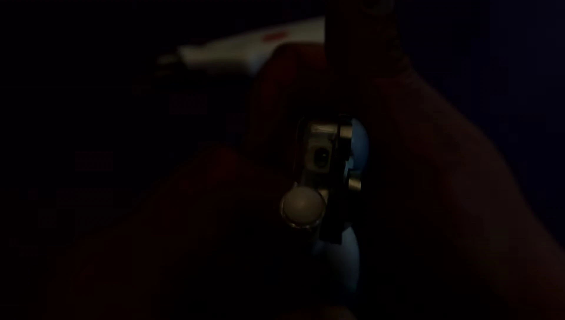 The presenter demonstrating the clipper's fixed light direction