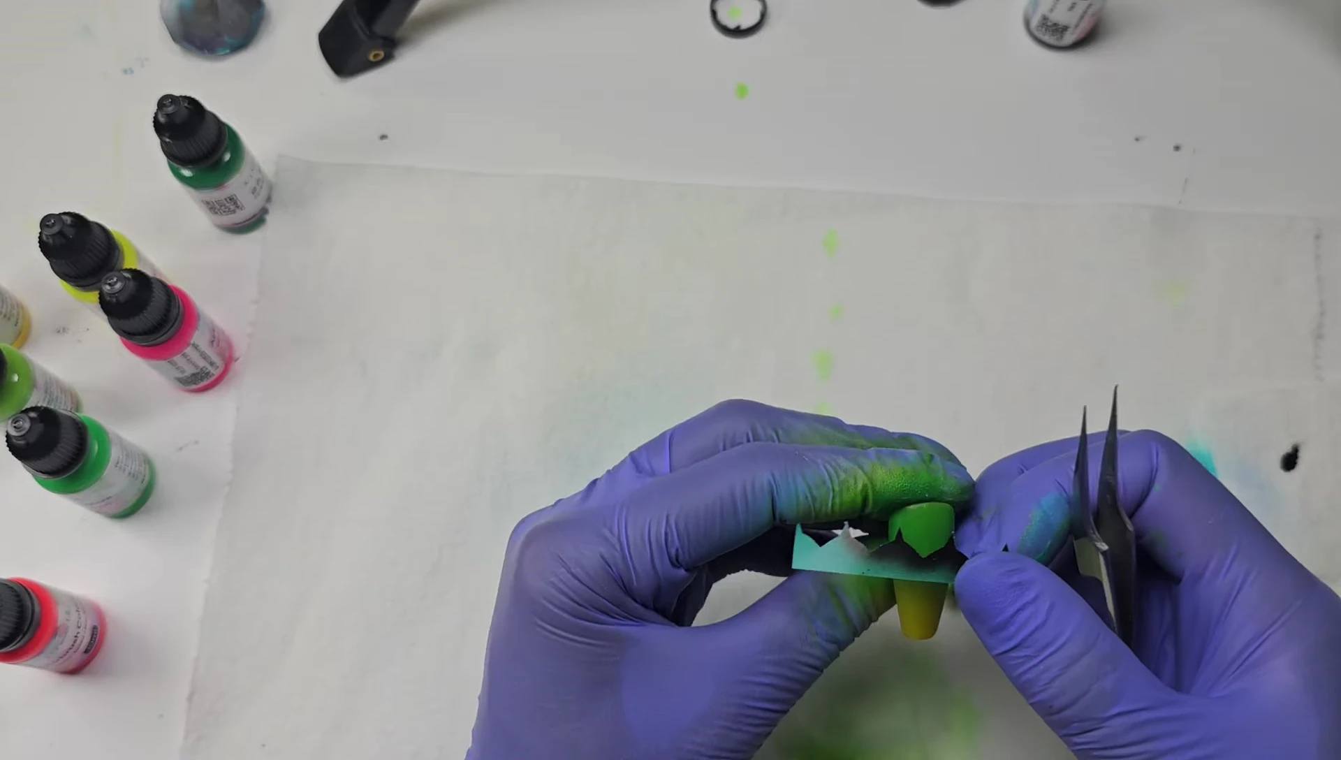 Applying the reptile scale design stencil.