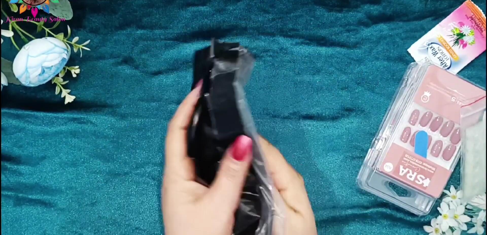 The unboxing of the Isra Cosmetics press-on nail package