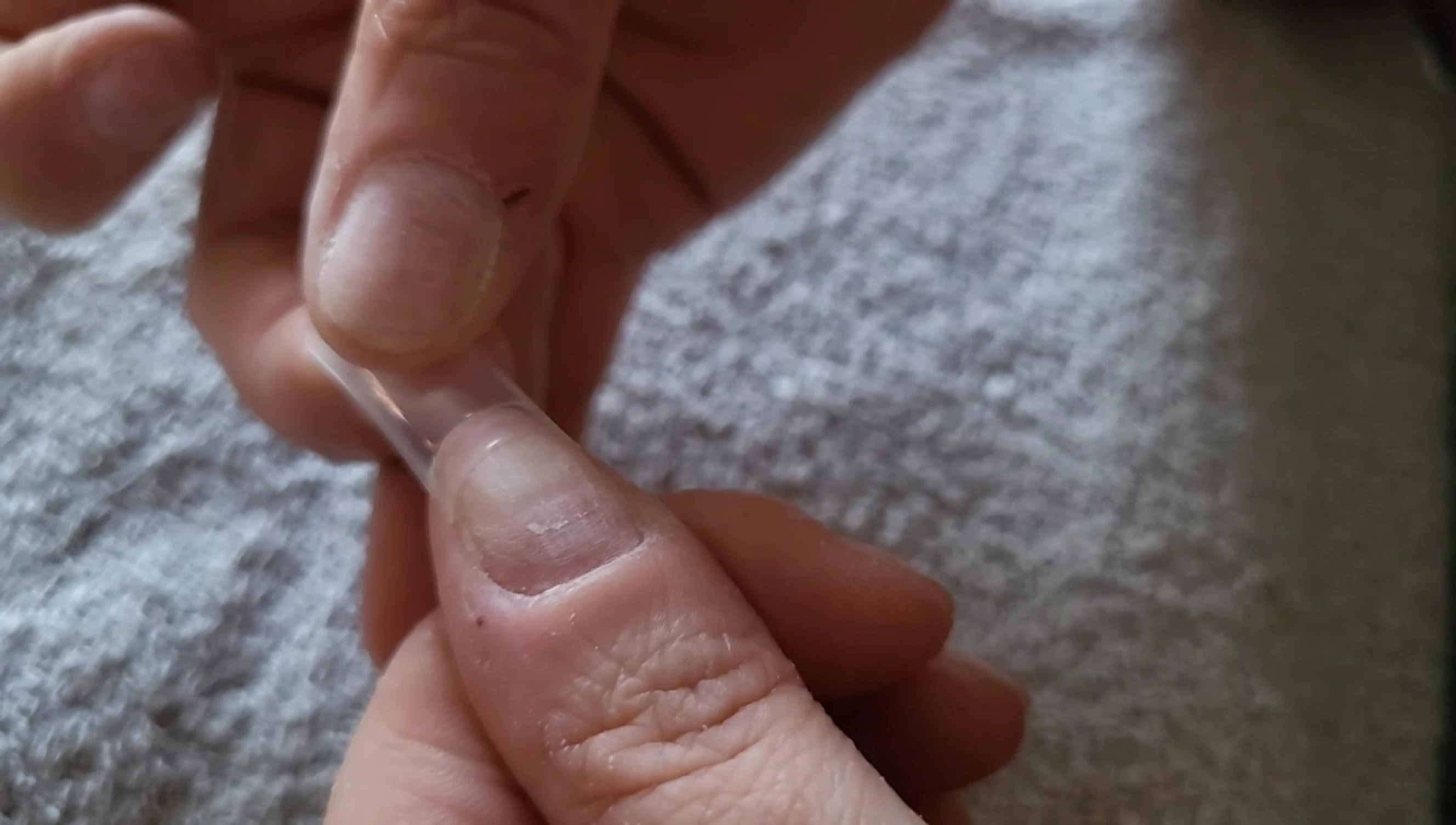 The reviewer is showing and selecting nail tips.