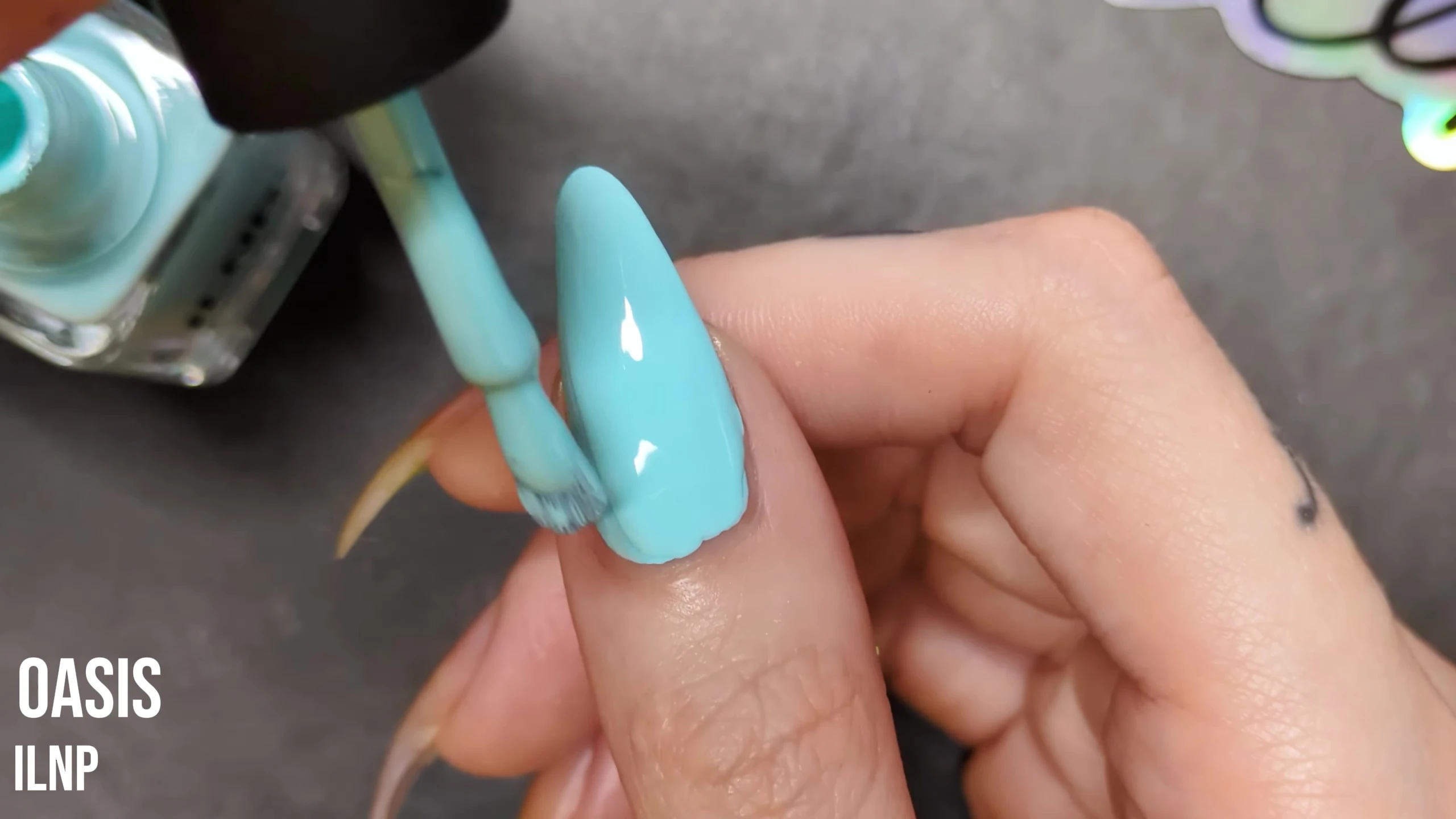 Final result of Oasis nail polish on the model's nail
